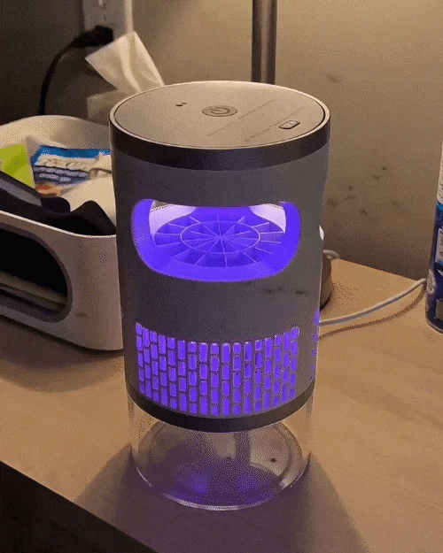Lámpara Ubilio TrapLux encendida en un dormitorio por la noche